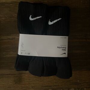 Nike Everyday cushioned socks. Black. 8-12. New w tags.
